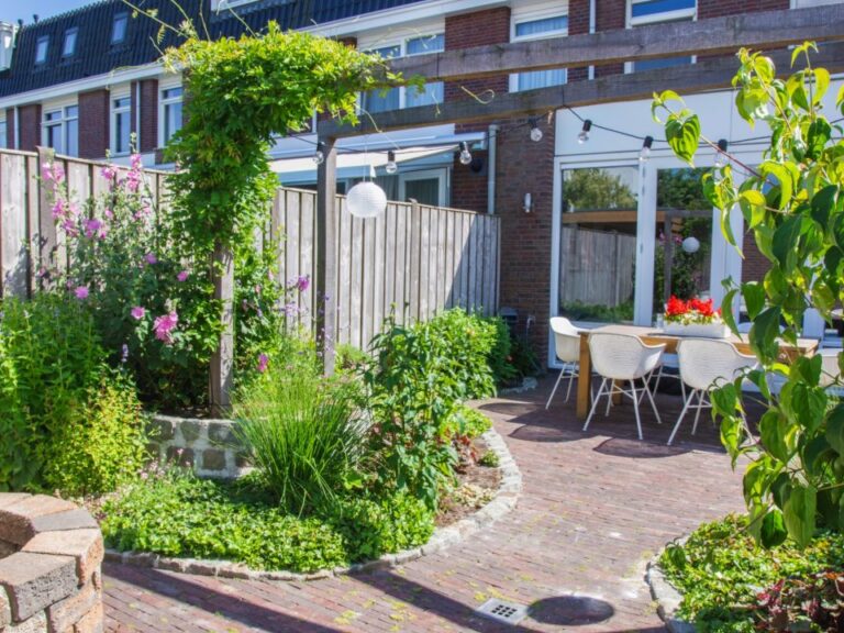 hovenier oisterwijk project stadstuin met organische vormen